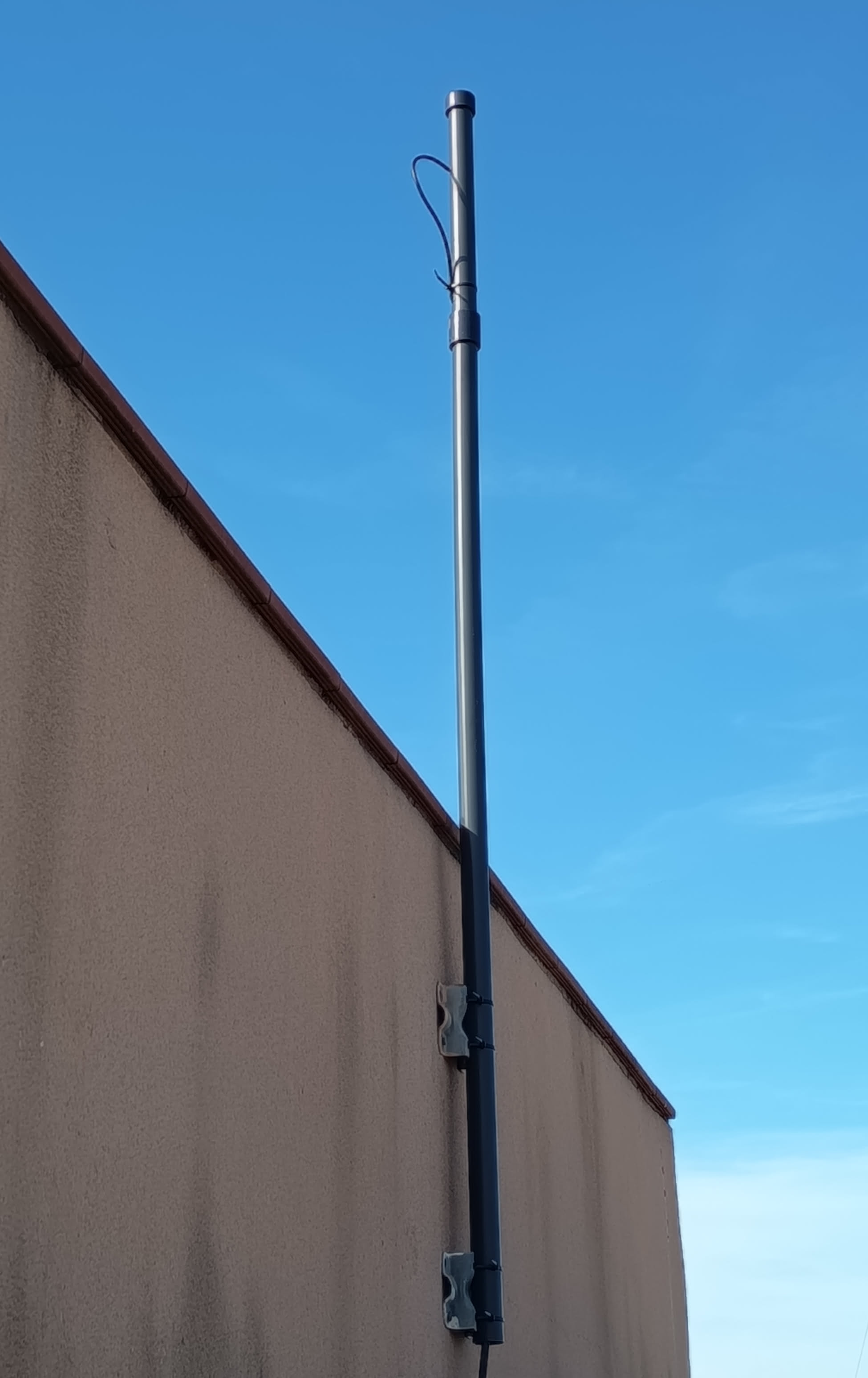 Antena dipolo en radomo